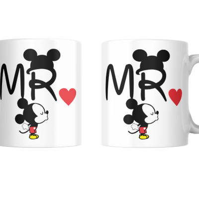 Canecas brancas com desenhos de Mickey Mouse e texto MR com coração vermelho