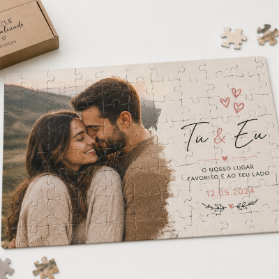 Puzzle personalizado com casal abraçado e texto em português
