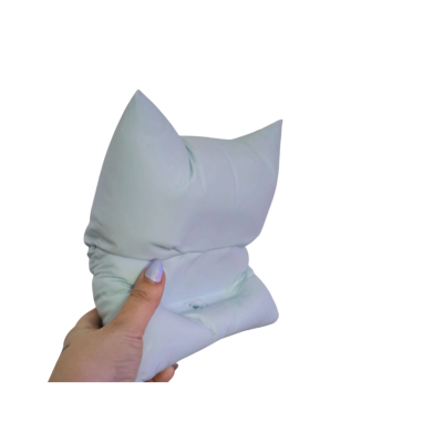 Almofada insuflável branca com válvula de ar na mão sobre fundo branco