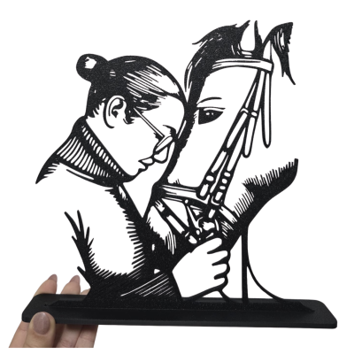 Escultura decorativa de metal preto mostrando pessoa e cavalo em abraço