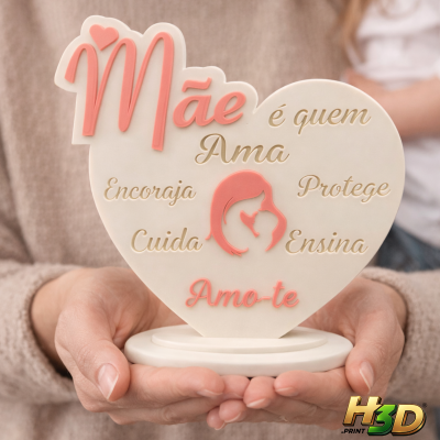 Escultura decorativa em forma de coração com texto sobre o amor de mãe.