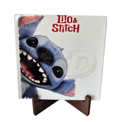 Placa branca de cerâmica com imagem do Stitch e texto Lilo & Stitch