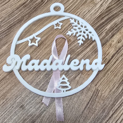 Enfeite de Natal branco com texto Madalena e elementos decorativos sobre madeira