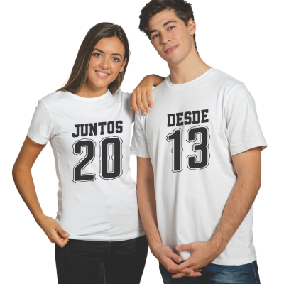 Casal jovem com t-shirts brancas com textos e números impressos em preto