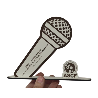 Figura decorativa de microfone com inscrições comemorativas e logótipo ASCF