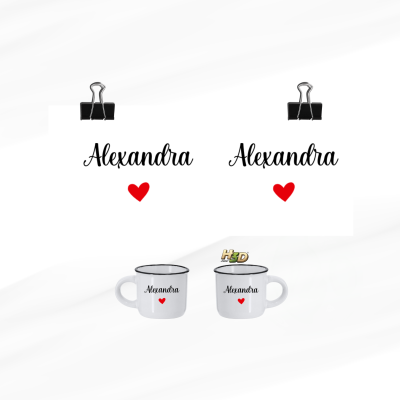 Cartazes e canecas brancas com texto Alexandra e coração vermelho.