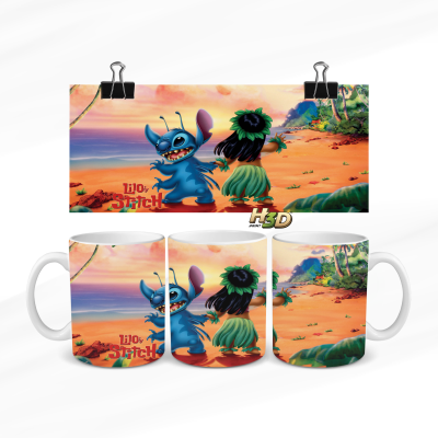 Caneca branca com imagem de Stitch e Lilo numa praia de pôr do sol