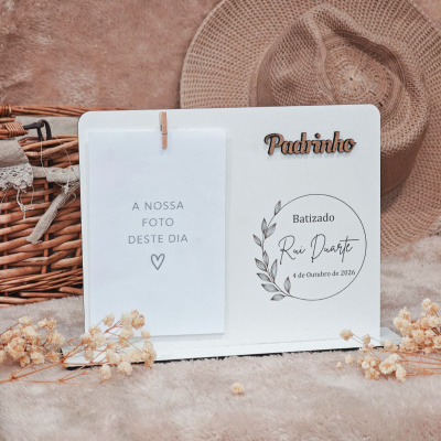 Suporte para foto branco em madeira com gravação para batizado e acessório de decoração