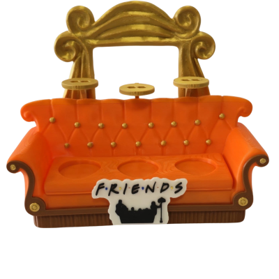 Miniatura de sofá laranja com detalhes dourados e texto FRIENDS