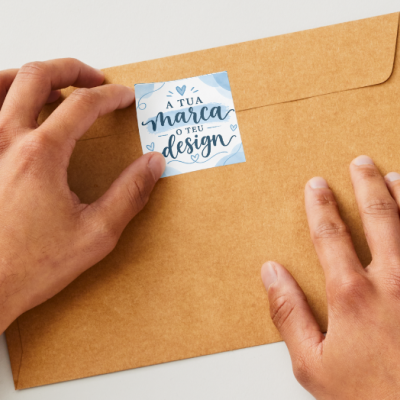 Envelope castanho com etiqueta azul e branca com texto e mãos humanas
