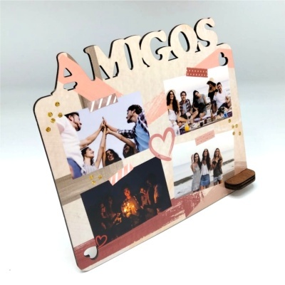 Suporte de madeira decorativo com fotografias e a palavra AMIGOS em relevo