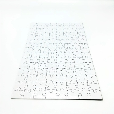 Puzzle branco com peças montadas e contornos pretos
