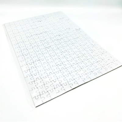 Puzzle branco com 160 peças montado sobre superfície branca