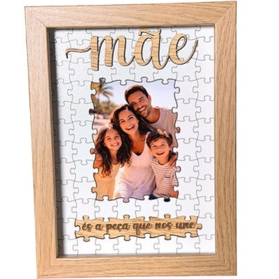 Quadro em madeira com puzzle e fotografia de família com texto mãe e és a peça que nos une
