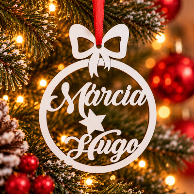 Enfeite de Natal em madeira branca com os nomes Márcia e Hugo pendurado numa árvore de Natal