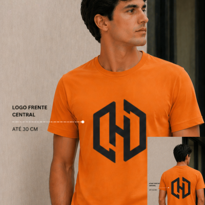 Homem com camisola laranja com logótipo preto geométrico central e texto explicativo sobre a posição do logótipo