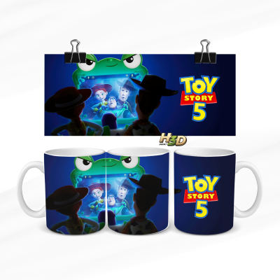 Conjunto de canecas Toy Story 5 com personagens e texto sobre fundo azul escuro