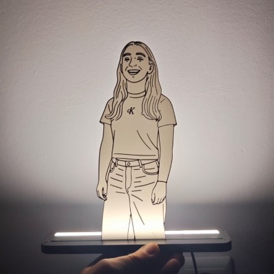 Luminária com desenho de mulher em acrílico iluminada