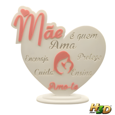 Objeto decorativo em forma de coração branco com palavras em relevo e rosa, texto sobre mãe.