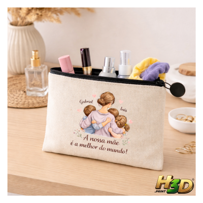 Necessaire de tecido bege com ilustração de mãe e filhos e texto em português.