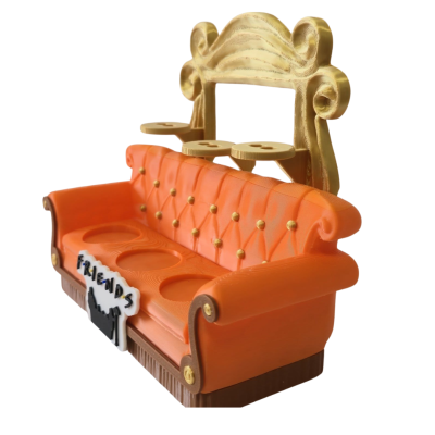 Sofá laranja com suporte dourado e placa com palavra FRIENDS