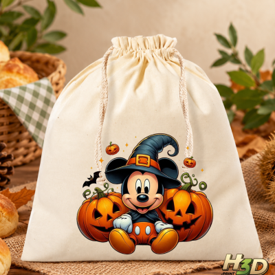 Saco de tecido cru com ilustração de Mickey Mouse de Halloween sentado entre abóboras.