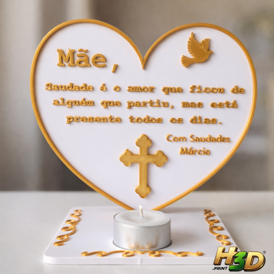 Vela decorativa em forma de coração branco com texto e símbolos dourados sobre base quadrada com vela pequena no centro