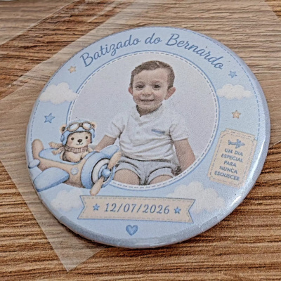 Pin redondo azul claro personalizado com fotografia e texto comemorativo de batizado