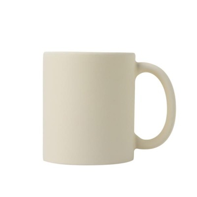Caneca de cerâmica bege claro de lado com fundo branco