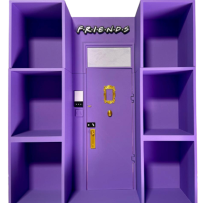 Estante roxa com porta central e compartimentos, marca FRIENDS