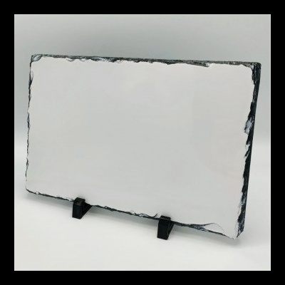 Placa retangular branca com bordas negras em suporte preto