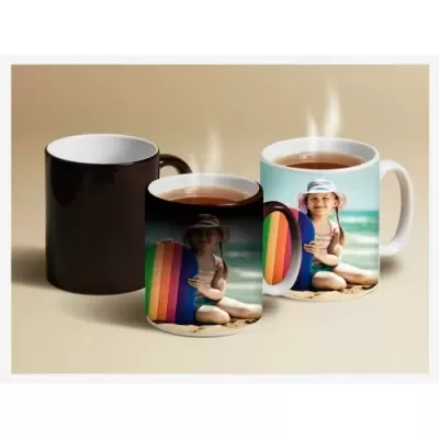 Três canecas, uma preta lisa e duas com foto de menina na praia com prancha de surf colorida.