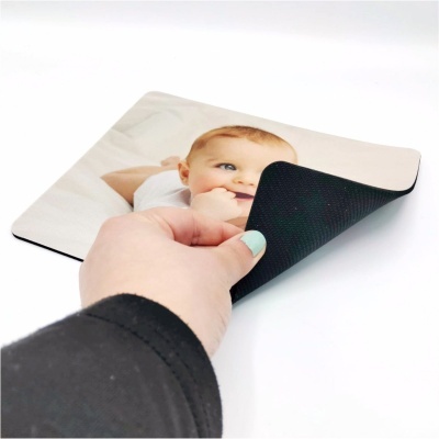 Tapete de rato com imagem de bebé e base preta antiderrapante