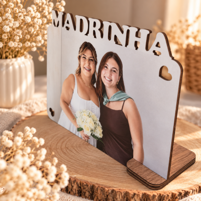 Suporte de fotografia em madeira com a palavra MADRINHA e foto de duas mulheres sorridentes.