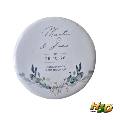 Prato branco decorativo com texto e flores em azul e verde