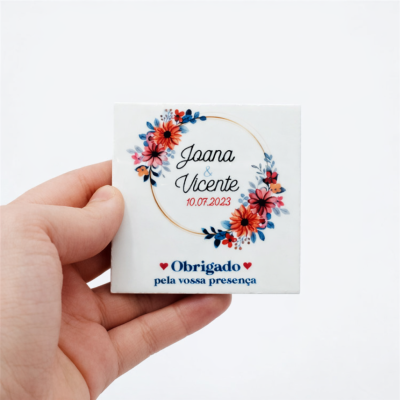 Caixa branca em cerâmica com design floral e texto em português.