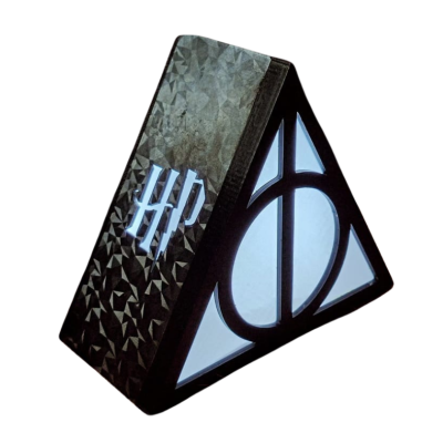 Abajur triangular preto com símbolos HP e dos Deathly Hallows iluminados