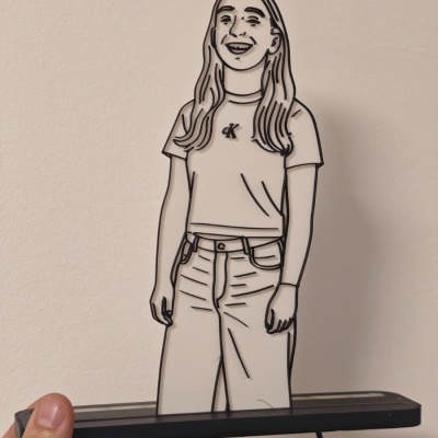 Escultura acrílica de mulher sorridente com t-shirt cinzenta e calças claras