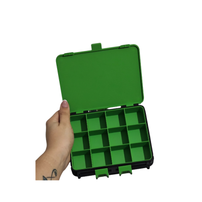 Caixa organizadora verde com compartimentos quadrados