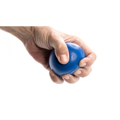 Mão segurando uma bola anti-stress azul