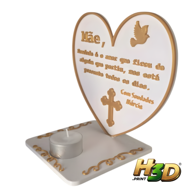 Porta-vela branco em forma de coração com texto e símbolos dourados, sobre base branca com detalhes dourados e vela de chá.