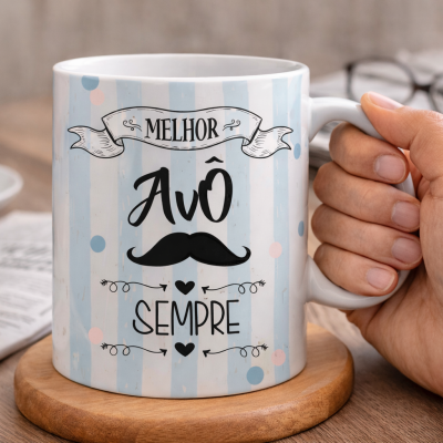Caneca com texto Melhor Avô Sempre e bigode, com fundo azul claro às riscas e bolinhas.