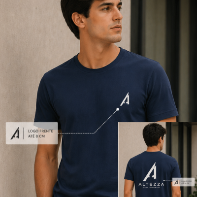 T-shirt azul escuro com estampas de logo A e texto ALTEZZA nas costas, modelo com cabelo castanho escuro.