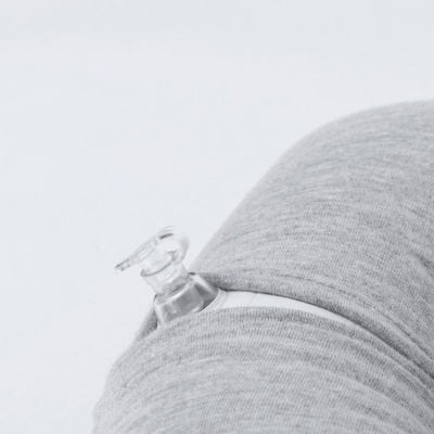 Garrafa de plástico com tampa transparente coberta por tecido cinzento.