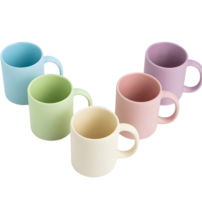 Conjunto de canecas coloridas em tons pastel sobre fundo branco.