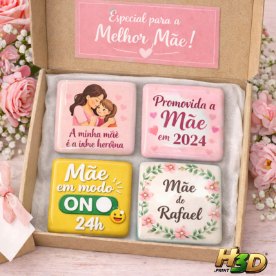 Conjunto de azulejos decorativos para mães com mensagens em português em caixa junto a flores