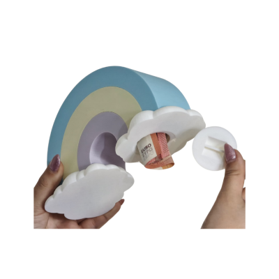 Cofre arco-íris colorido com tampas de nuvem branca e nota de euro visível