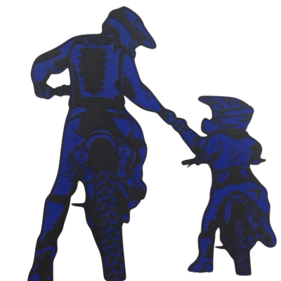 Recortes gráficos azuis e pretos de duas pessoas em motos de motocross com capacetes, de costas e de tamanhos diferentes.