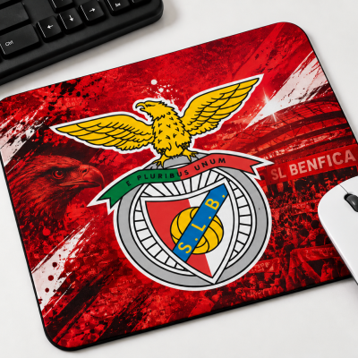 Almofada de rato com emblema do SL BENFICA vermelho e amarelo junto a teclado e rato.