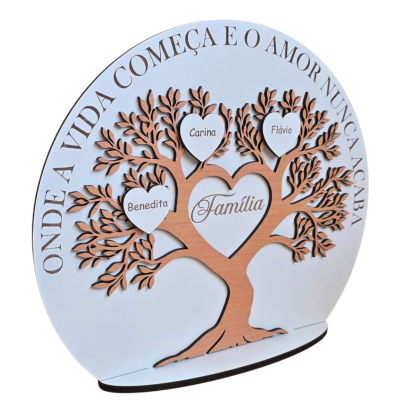 Placa decorativa redonda com árvore e corações com nomes